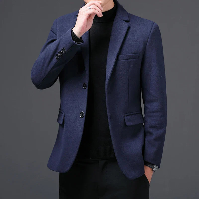Blazer Masculino Rauffstein RS187, com corte moderno e lapelas finas, perfeito para eventos formais, reuniões ou looks casuais elegantes.