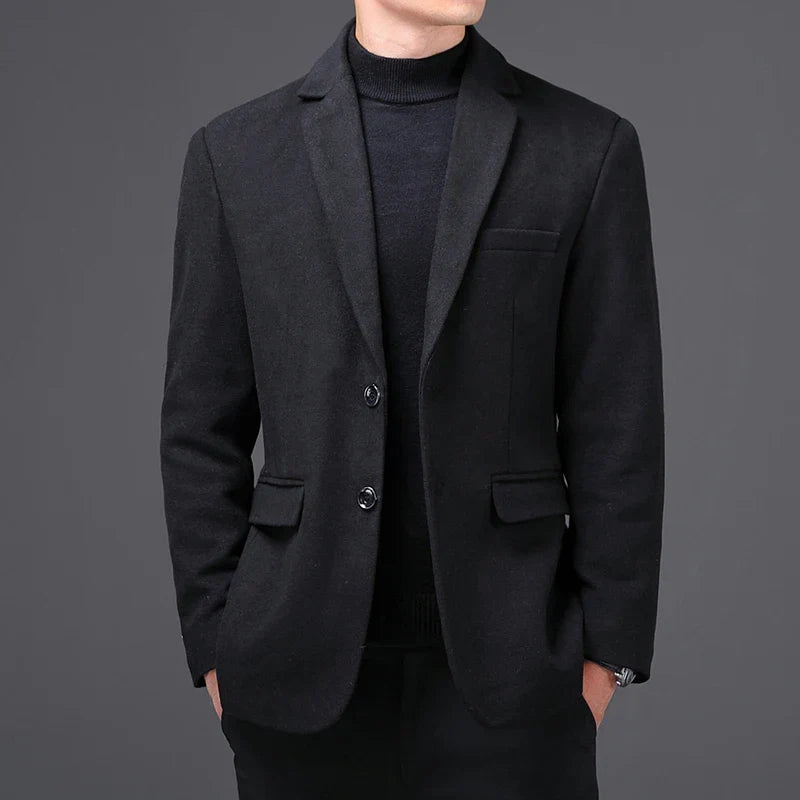 Blazer Masculino Rauffstein RS187, com corte moderno e lapelas finas, perfeito para eventos formais, reuniões ou looks casuais elegantes.