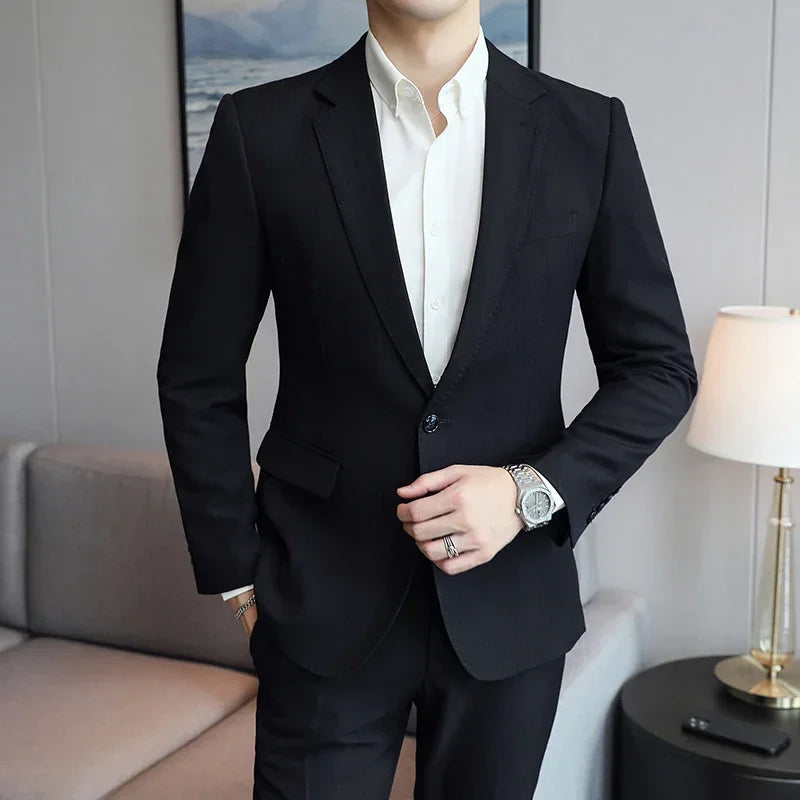 Blazer Masculino Rauffstein RS189, com corte regular e lapelas finas, perfeito para eventos formais ou looks casuais com estilo e conforto.