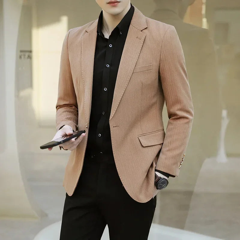 Blazer Masculino Rauffstein RS189, com corte regular e lapelas finas, perfeito para eventos formais ou looks casuais com estilo e conforto.