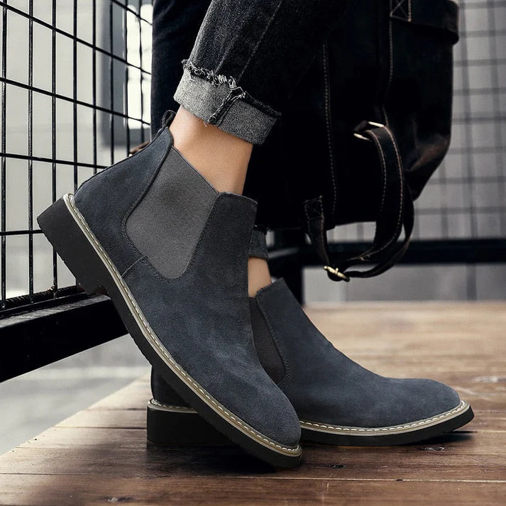 Bota Chelsea Camurça Rauffstein RS291 elegante, com camurça premium e design moderno, ideal para visuais casuais e formais.