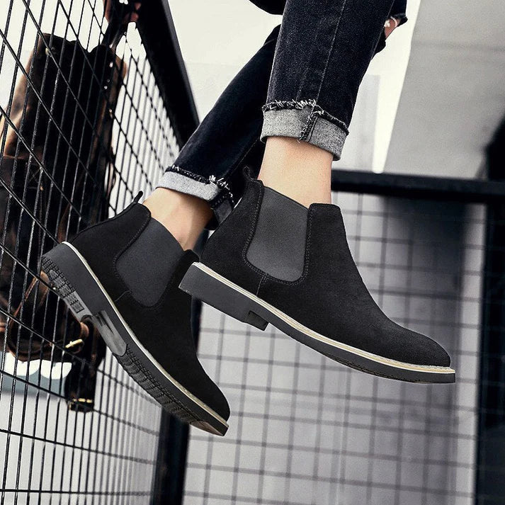 Bota Chelsea Camurça Rauffstein RS291 elegante, com camurça premium e design moderno, ideal para visuais casuais e formais.