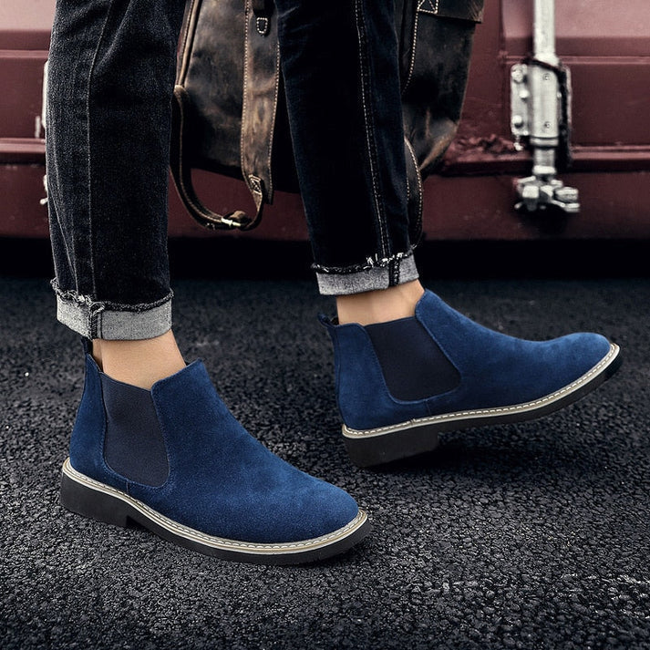 Bota Chelsea Camurça Rauffstein RS291 elegante, com camurça premium e design moderno, ideal para visuais casuais e formais.