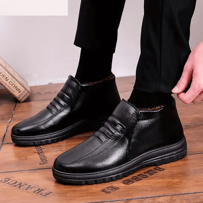 Bota Inverno Masculina Rauffstein RS292 forrada em lã, impermeável e elegante, ideal para climas frios com conforto e sofisticação.
