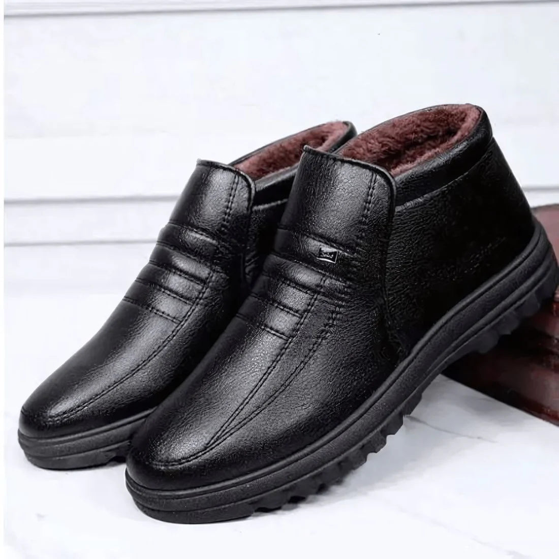 Bota Inverno Masculina Rauffstein RS292 forrada em lã, impermeável e elegante, ideal para climas frios com conforto e sofisticação.