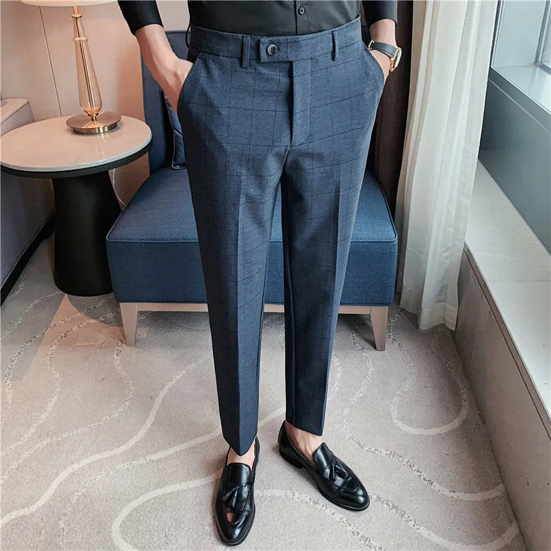 Calça de Alfaiataria Masculina Rauffstein RS202, com corte slim fit e tecido leve de algodão, perfeita para eventos formais ou looks casuais.