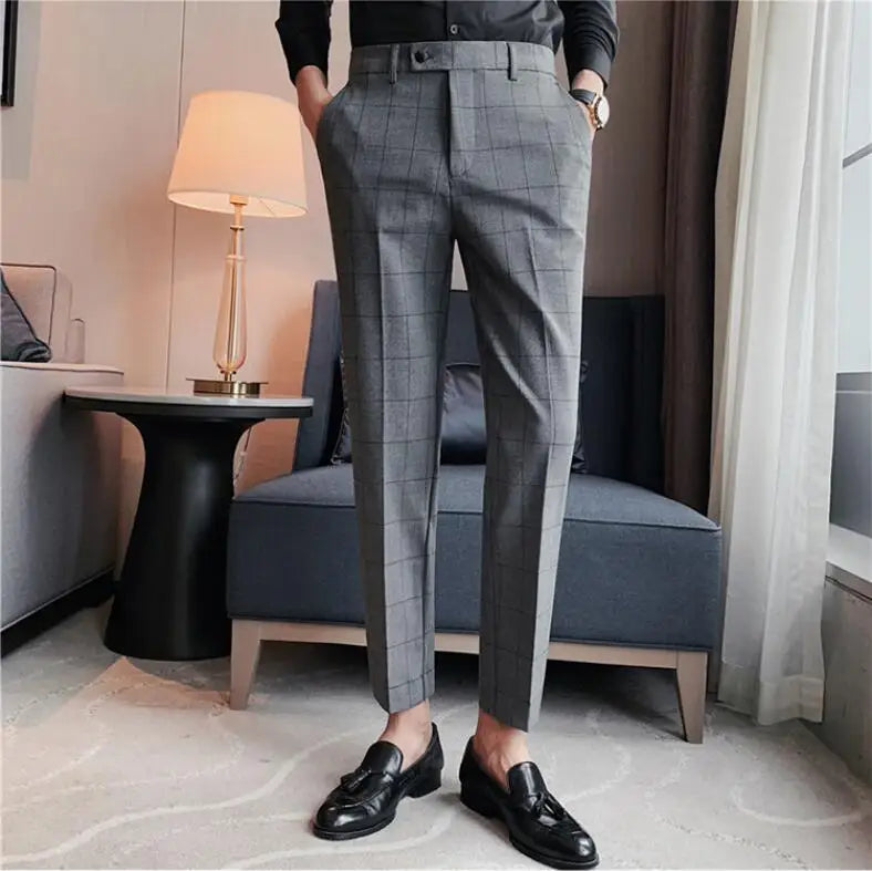 Calça de Alfaiataria Masculina Rauffstein RS202, com corte slim fit e tecido leve de algodão, perfeita para eventos formais ou looks casuais.