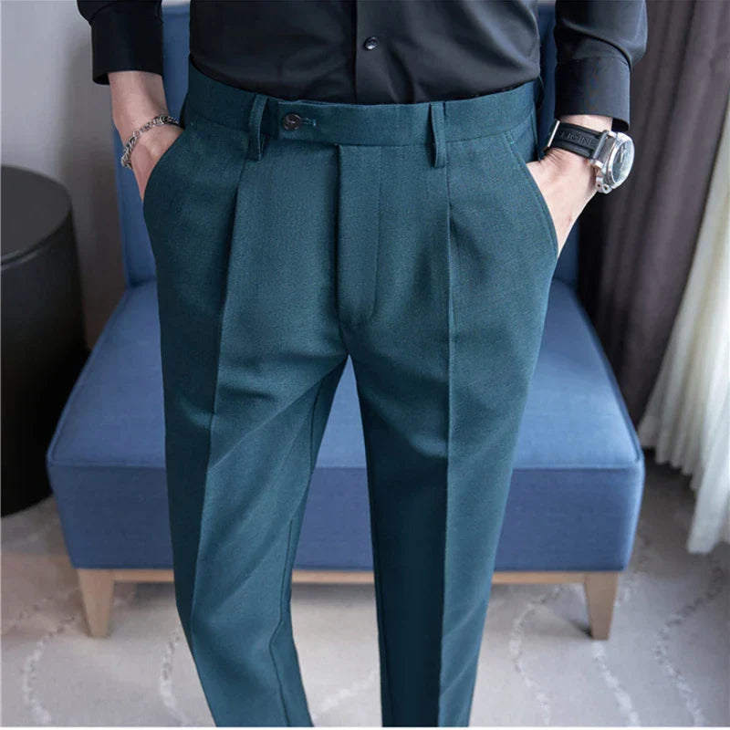 Calça de Alfaiataria Masculina Rauffstein RS197, com corte moderno e tecido premium, perfeita para eventos formals, corporativos ou jantares elegantes.