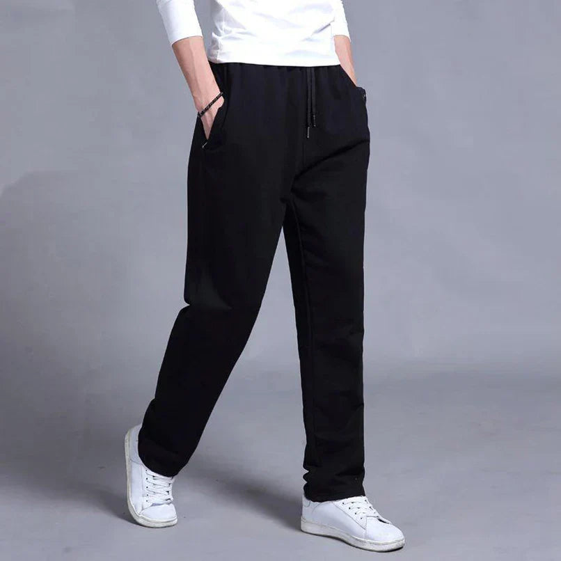 Calça Moletom Masculina Rauffstein RS068 com modelagem ergonômica, tecido macio e ajuste confortável, perfeita para composições casuais e momentos de lazer.