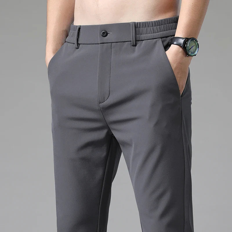 Calça Social Masculina Rauffstein RS067, modelagem slim fit, tecido premium, acabamento refinado e design versátil para um visual sofisticado.