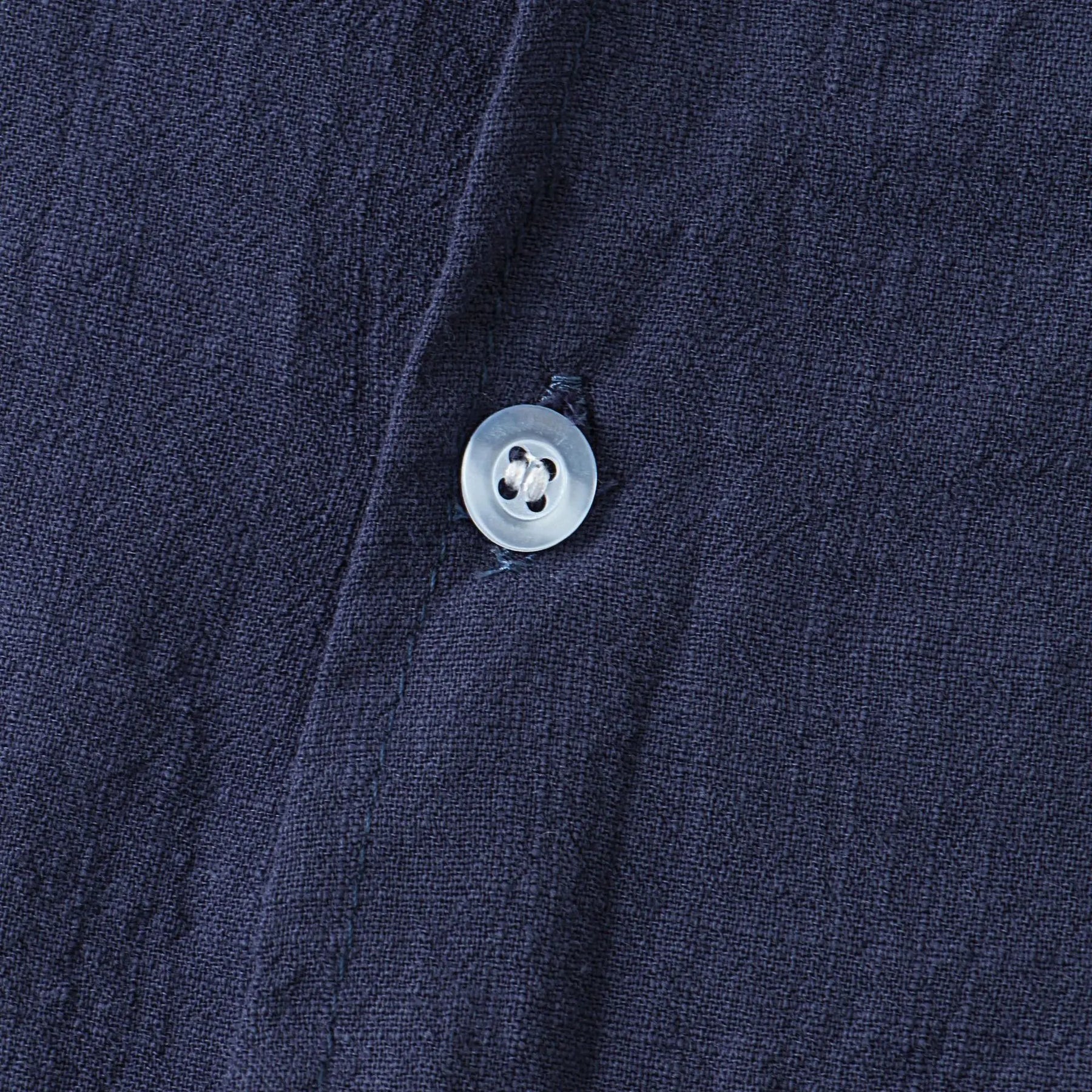 Camisa Masculina em Linho Rauffstein RS397, de tecido leve e respirável, com modelagem casual e toque macio, perfeita para composições versáteis.