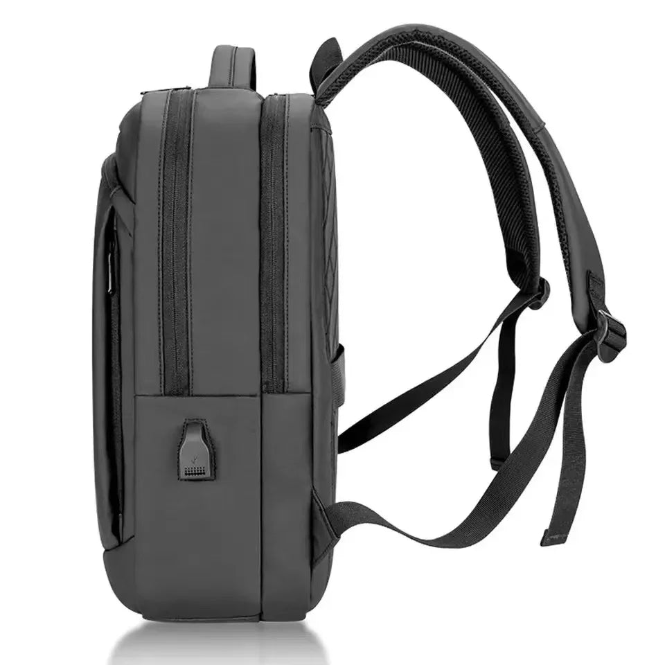 Mochila Executiva Rauffstein RS419 moderna, com porta USB e material impermeável, perfeita para notebook 15,6" em trabalho ou estudos com conforto.