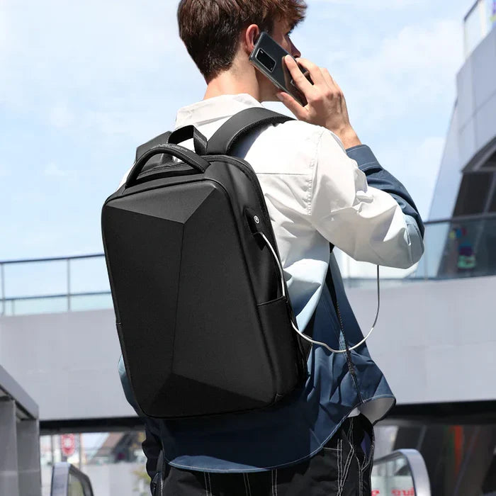 Mochila Executiva Rauffstein RS087 com compartimento para notebook 14", material impermeável, alças ergonômicas e porta USB para mais praticidade.