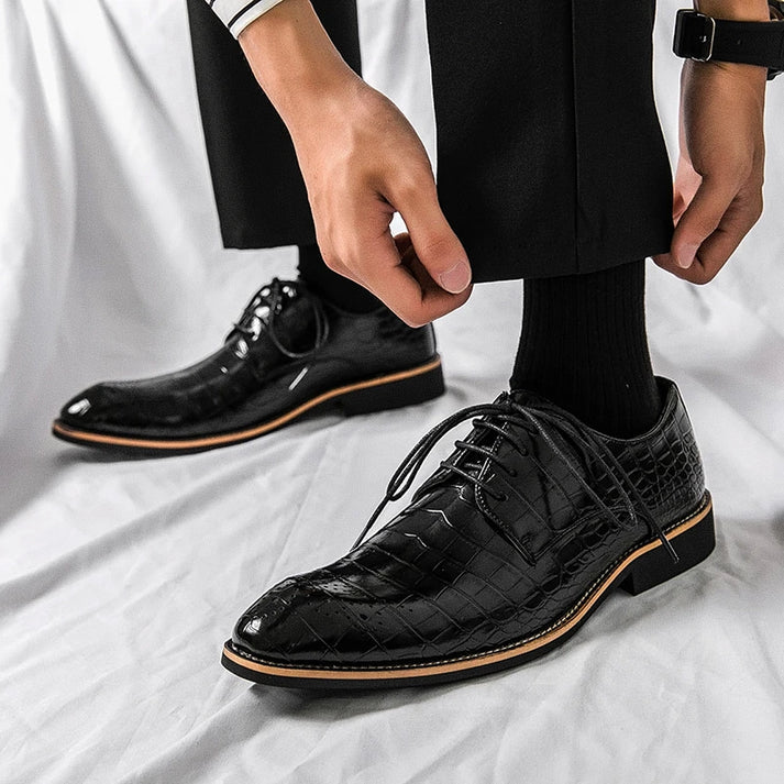 Sapato Derby em Couro Rauffstein RS361 clássico, com couro lustrado e cadarço trançado, ideal para visuais sociais.