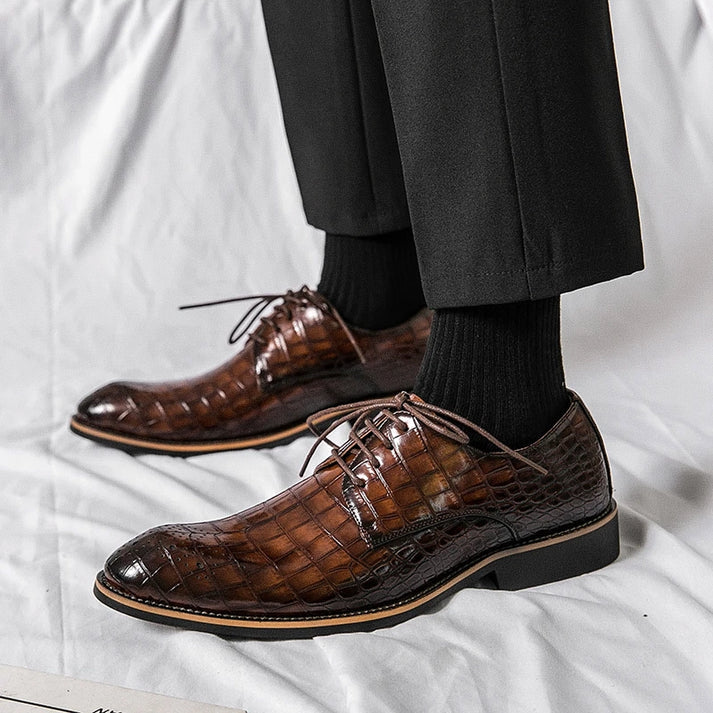 Sapato Derby em Couro Rauffstein RS361 clássico, com couro lustrado e cadarço trançado, ideal para visuais sociais.