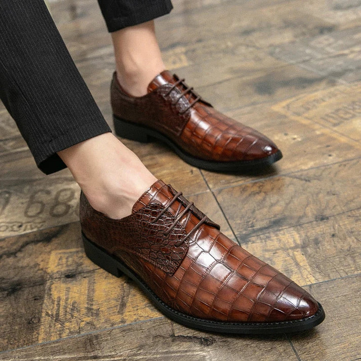 Sapato Derby em Couro Rauffstein RS363 elegante, com couro envernizado e plataforma 3,5 cm, ideal para visuais sofisticados.