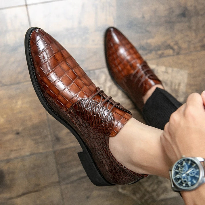 Sapato Derby em Couro Rauffstein RS363 elegante, com couro envernizado e plataforma 3,5 cm, ideal para visuais sofisticados.