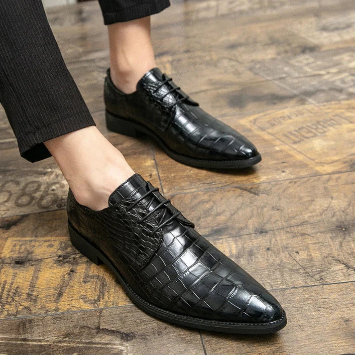 Sapato Derby em Couro Rauffstein RS363 elegante, com couro envernizado e plataforma 3,5 cm, ideal para visuais sofisticados.