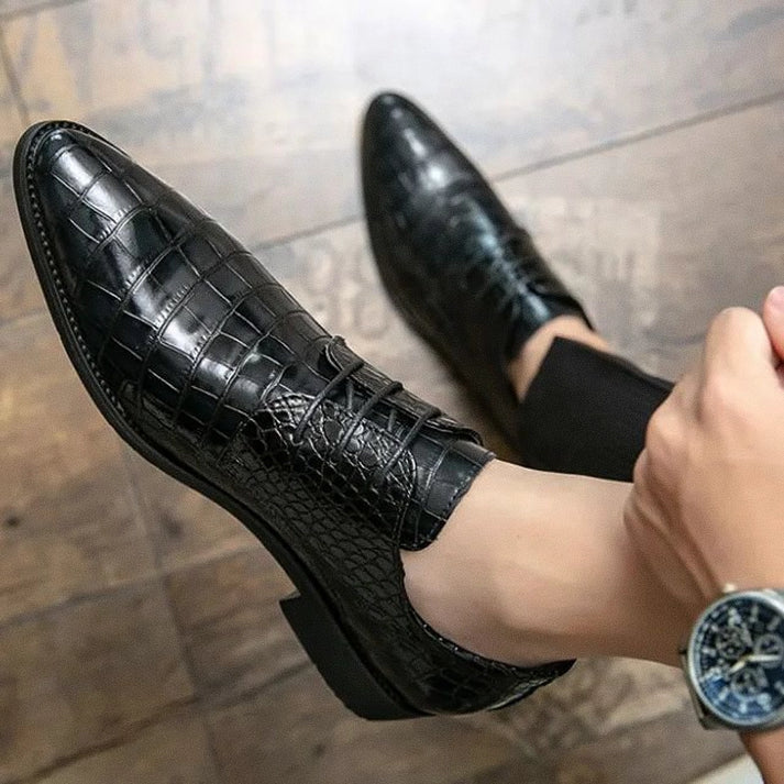 Sapato Derby em Couro Rauffstein RS363 elegante, com couro envernizado e plataforma 3,5 cm, ideal para visuais sofisticados.