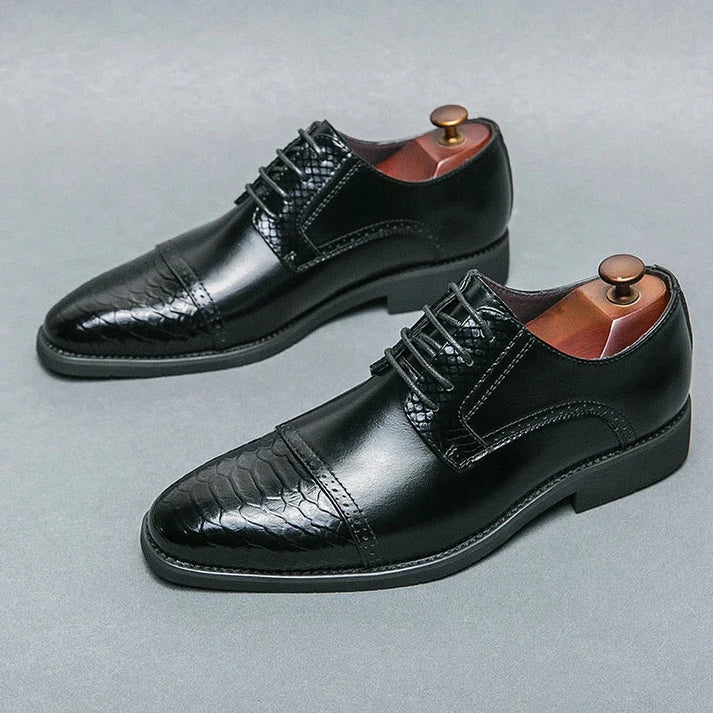 Sapato Derby Masculino Rauffstein RS362 versátil, com couro texturizado e cadarço trançado, ideal para visuais casuais e sociais com conforto.