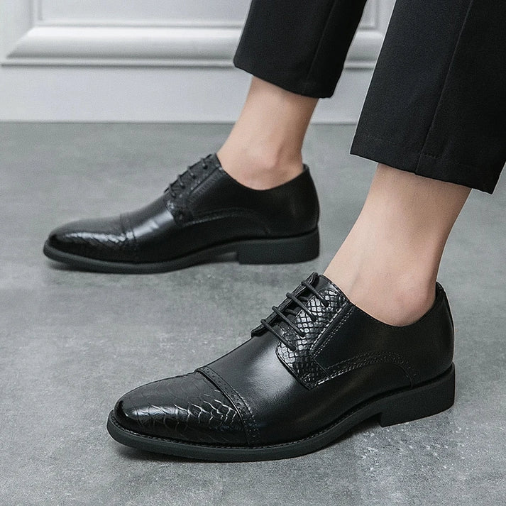 Sapato Derby Masculino Rauffstein RS362 versátil, com couro texturizado e cadarço trançado, ideal para visuais casuais e sociais com conforto.