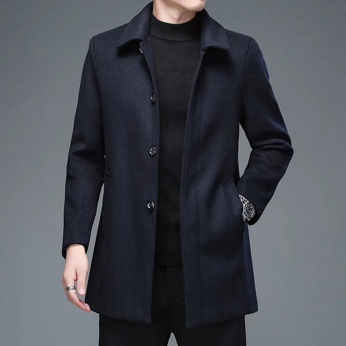 Sobretudo Social Masculino Curto em Lã Rauffstein RS217, com design compacto, perfeito para outono e inverno em ocasiões formais ou casuais.