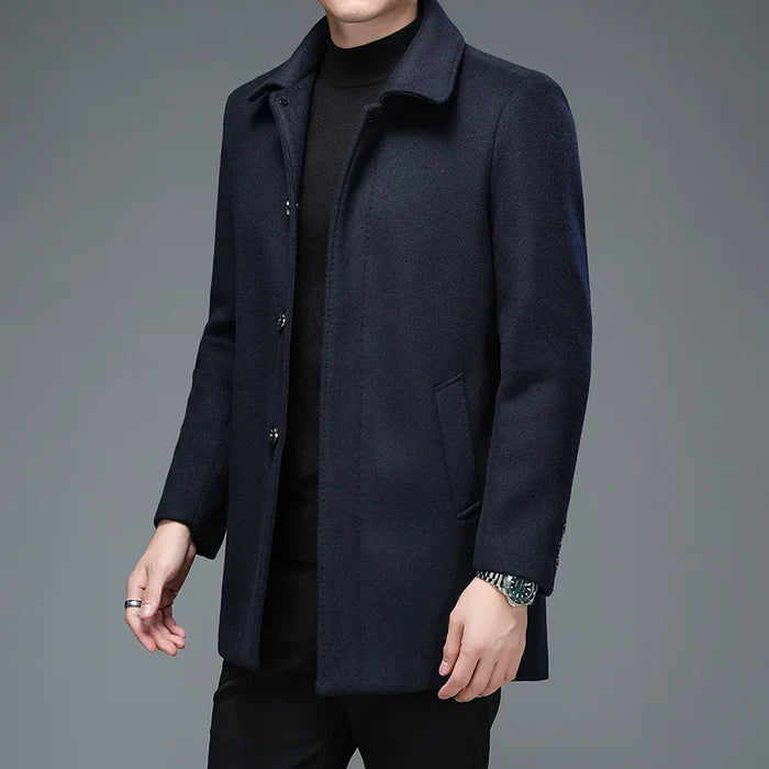 Sobretudo Social Masculino Curto em Lã Rauffstein RS217, com design compacto, perfeito para outono e inverno em ocasiões formais ou casuais.