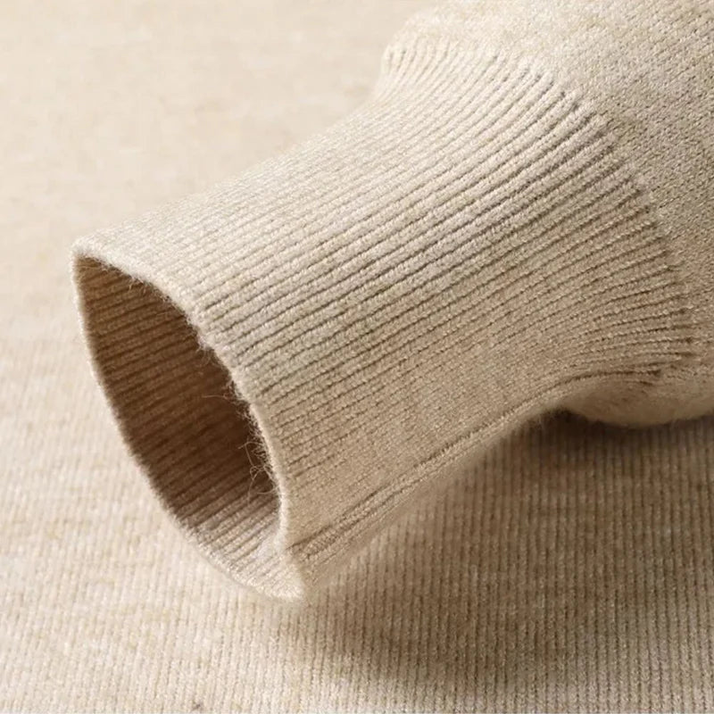 Suéter Masculino em Lã Rauffstein RS233 elegante, com gola alta e design minimalista, ideal para visuais casuais e formais com conforto.