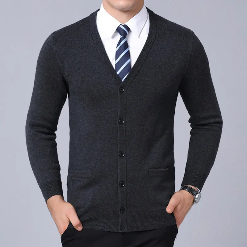 Suéter Masculino Slim Fit em Lã Rauffstein RS184, com gola redonda, perfeito para inverno em ocasiões casuais ou formais com estilo e calor.