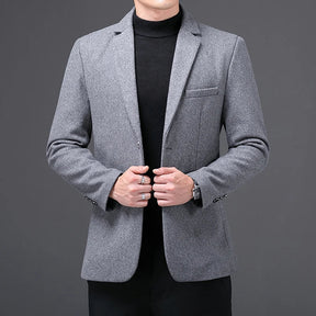 Blazer Masculino Rauffstein RS187, com corte moderno e lapelas finas, perfeito para eventos formais, reuniões ou looks casuais elegantes.