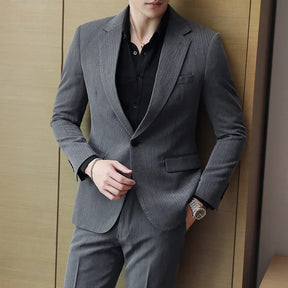 Blazer Masculino Rauffstein RS189, com corte regular e lapelas finas, perfeito para eventos formais ou looks casuais com estilo e conforto.