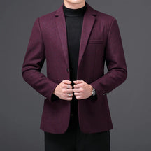 Blazer Masculino Rauffstein RS187, com corte moderno e lapelas finas, perfeito para eventos formais, reuniões ou looks casuais elegantes.