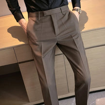 Calça de Alfaiataria Masculina Rauffstein RS055, corte slim fit, tecido premium, acabamento sofisticado e design versátil para um look elegante.