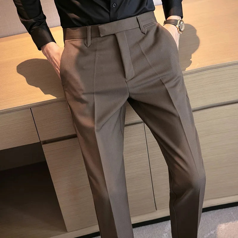 Calça de Alfaiataria Masculina Rauffstein RS055, corte slim fit, tecido premium, acabamento sofisticado e design versátil para um look elegante.
