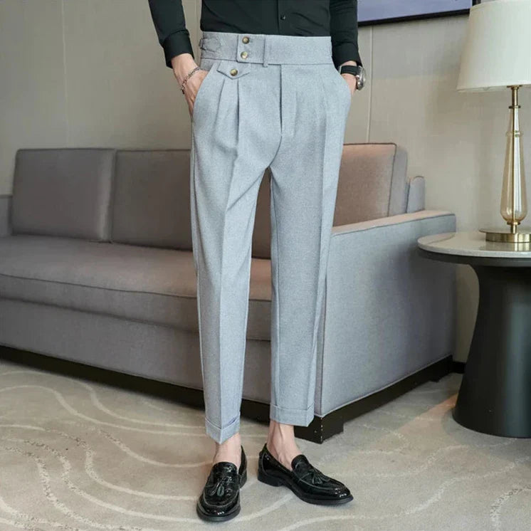 Calça de Alfaiataria Masculina Rauffstein RS199, com corte sob medida e tecido premium, perfeita para eventos formais, corporativos ou looks casuais.