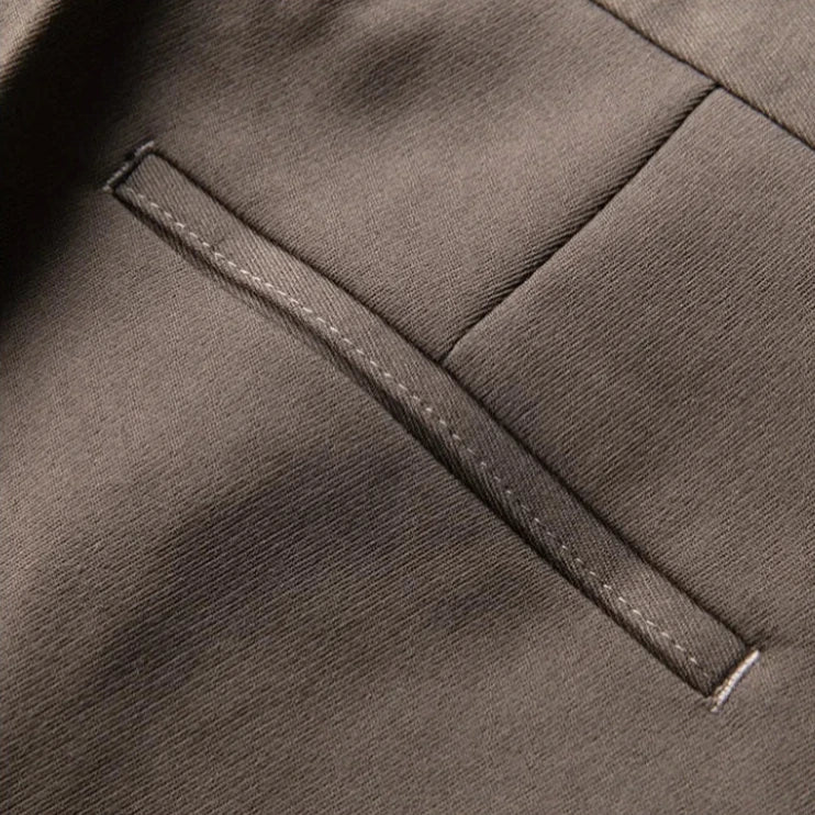 Calça de Alfaiataria Masculina Rauffstein RS055, corte slim fit, tecido premium, acabamento sofisticado e design versátil para um look elegante.