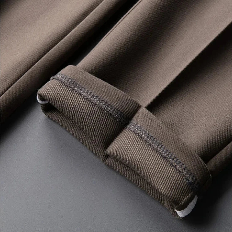 Calça de Alfaiataria Masculina Rauffstein RS055, corte slim fit, tecido premium, acabamento sofisticado e design versátil para um look elegante.
