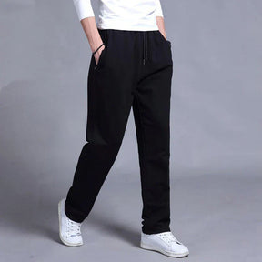 Calça Moletom Masculina Rauffstein RS068 com modelagem ergonômica, tecido macio e ajuste confortável, perfeita para composições casuais e momentos de lazer.