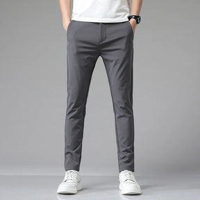Calça Social Masculina Rauffstein RS067, modelagem slim fit, tecido premium, acabamento refinado e design versátil para um visual sofisticado.