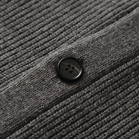 Cardigan Gola V Masculino Rauffstein RS390 elegante, com lã merino e design sofisticado, perfeito para visuais casuais ou formais em dias frios.