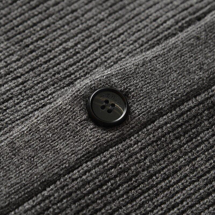 Cardigan Gola V Masculino Rauffstein RS390 elegante, com lã merino e design sofisticado, perfeito para visuais casuais ou formais em dias frios.