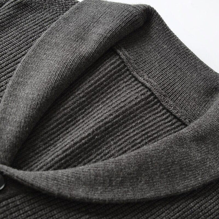 Cardigan Gola V Masculino Rauffstein RS390 elegante, com lã merino e design sofisticado, perfeito para visuais casuais ou formais em dias frios.