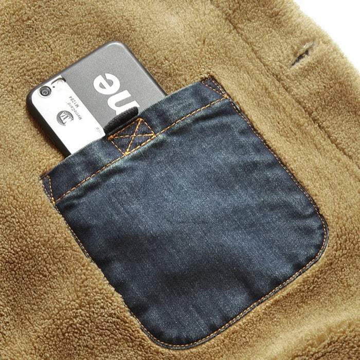 Jaqueta Jeans Masculina Acolchoada Rauffstein RS136, confeccionada em jeans premium, com forro acolchoado e modelagem ajustada para sofisticação e proteção térmica.