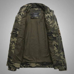 Jaqueta Masculina Camuflada Rauffstein RS151, com forro acolchoado, fechamento em zíper e estampa militar para conforto e resistência.