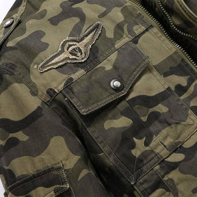 Jaqueta Masculina Camuflada Rauffstein RS151, com forro acolchoado, fechamento em zíper e estampa militar para conforto e resistência.