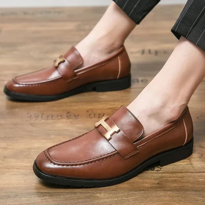 Mocassim Masculino em Couro Rauffstein RS045 com acabamento feito à mão, solado flexível de borracha e palmilha acolchoada para máximo conforto e sofisticação.