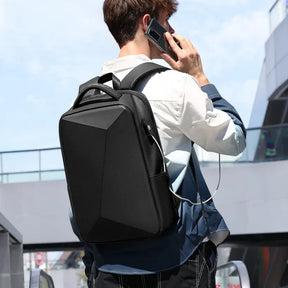 Mochila Executiva Rauffstein RS087 com compartimento para notebook 14", material impermeável, alças ergonômicas e porta USB para mais praticidade.