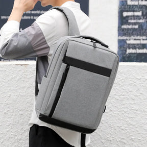 Mochila Executiva Rauffstein RS088 com compartimento para notebook 15", porta USB e alças acolchoadas para máximo conforto e praticidade.