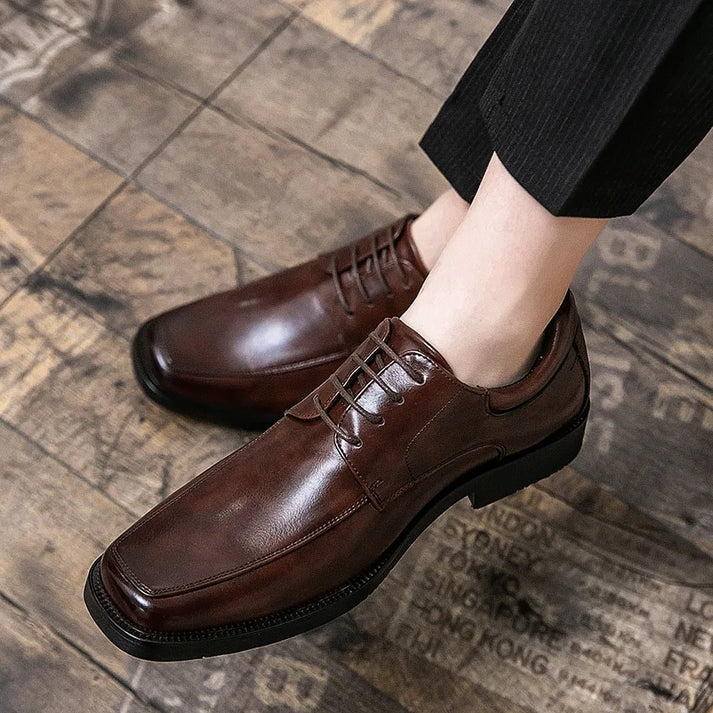 Sapato Derby em Couro Rauffstein RS355 clássico, com couro envernizado e sola vulcanizada, ideal para visuais elegantes.