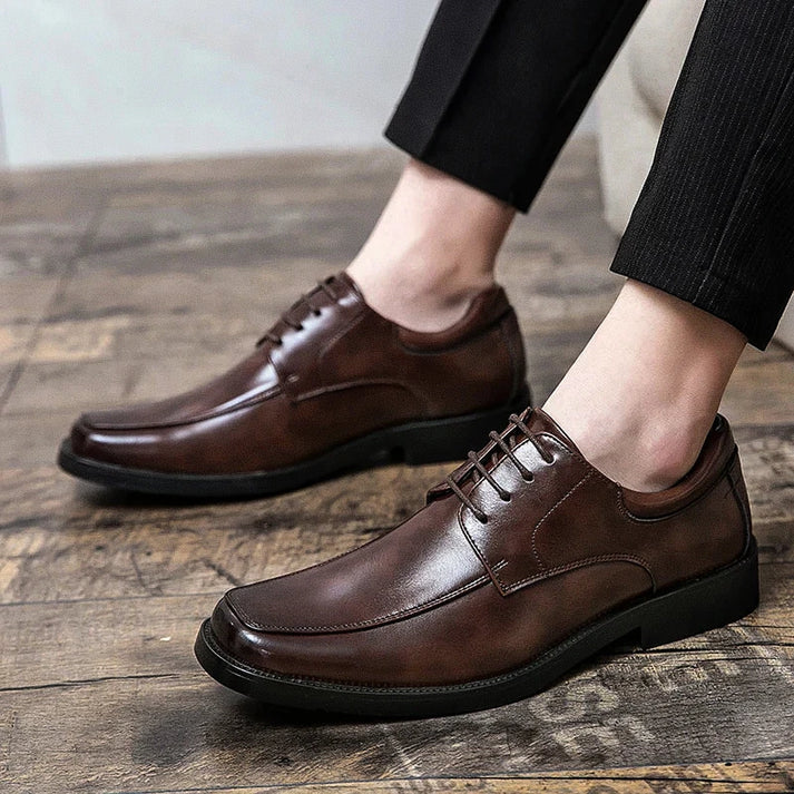 Sapato Derby em Couro Rauffstein RS355 clássico, com couro envernizado e sola vulcanizada, ideal para visuais elegantes.
